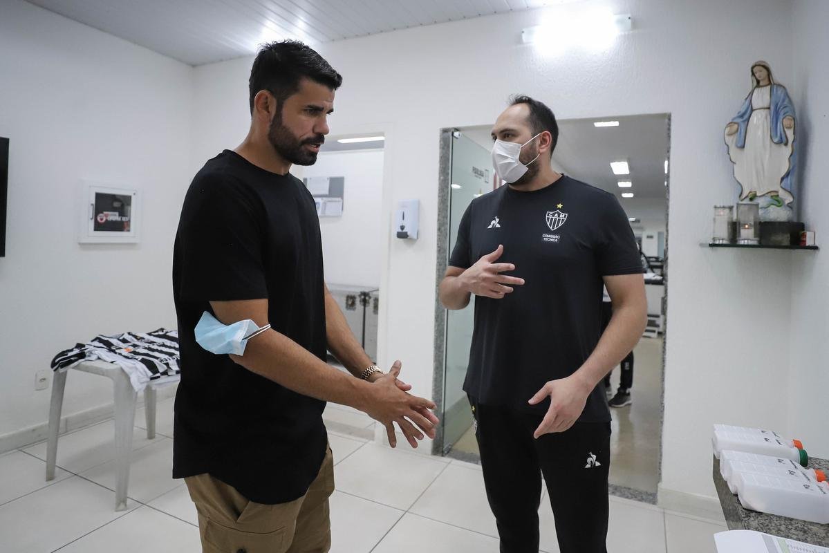 Diego Costa posa com as camisas 1 e 2 do Atltico, faz exames e atividades na academia da Cidade do Galo