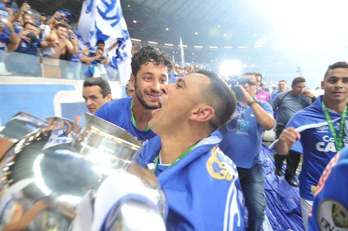 Depois da vitria por 5 a 3 nos pnaltis, que teve Fbio como heri, jogadores e comisso tcnica comemoraram muito no gramado do Mineiro. Capito Henrique ergueu a taa do penta no Gigante