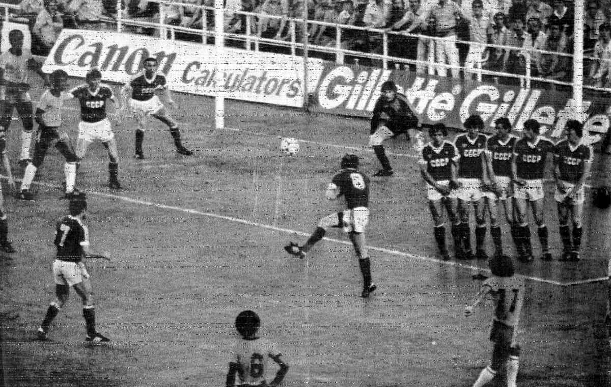 Fotos da vitria do Brasil sobre a Unio Sovitica, por 2 a 1, com gols de Scrates e der, na estreia da Copa