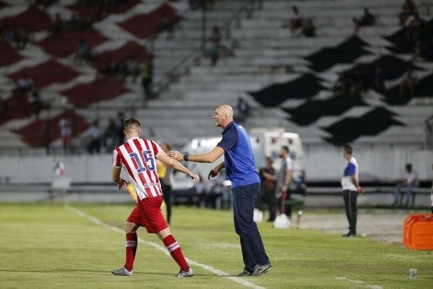 Equipes se enfrentaram no estdio do Arruda pela nona rodada da Srie C.