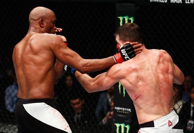 Spider voltou ao UFC com rev�s. Brasileiro chegou a derrubar Bisping com uma joelhada, achou que tinha vencido por nocaute, mas round havia encerrado. No fim, brasileiro acabou perdendo luta por pontos