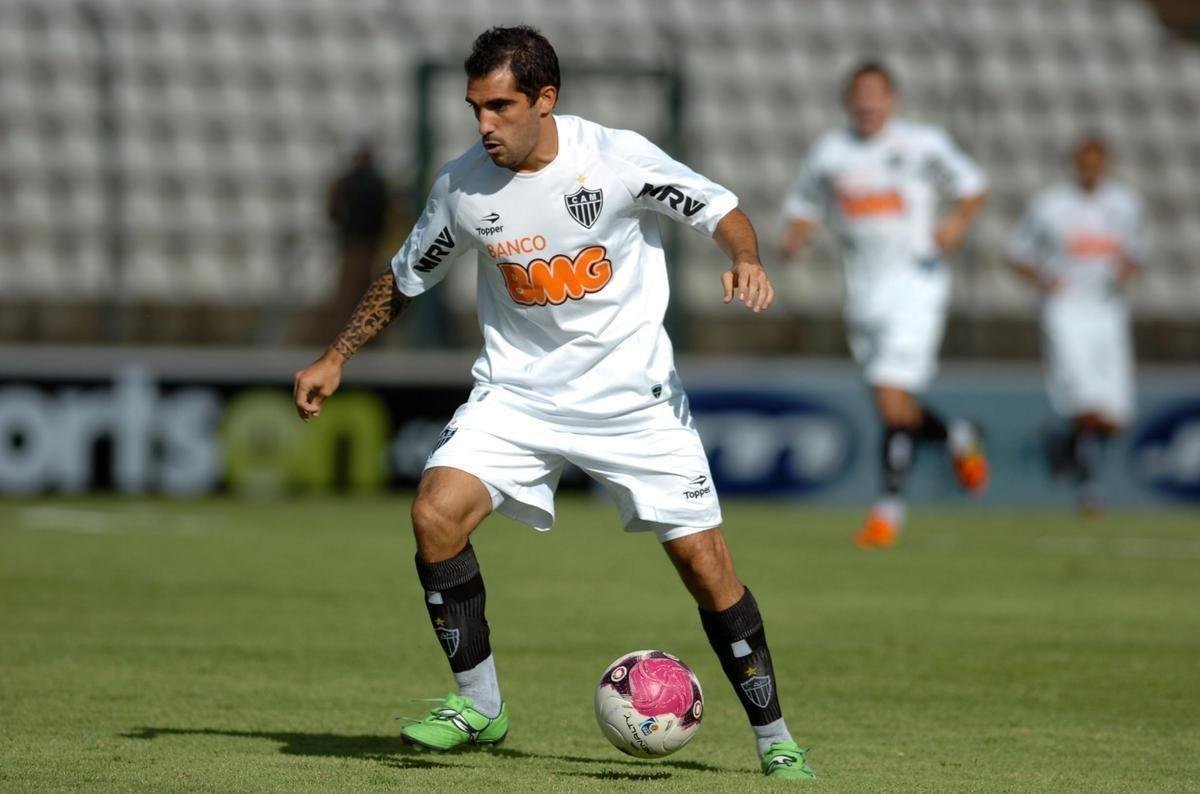 Damin Escudero - Revelado pelo Vlez, Damin Escudero iniciou a carreira como uma das promessas do futebol argentino. Transferiu-se para o Villareal, foi emprestado, mas no conseguiu se firmar na Europa. Retornou  Amrica do Sul e passou pelo Boca Jrs. antes de acertar com o Grmio. Depois de uma temporada do clube gacho, foi contratado por emprstimo pelo Atltico junto aos xeneizes, em 2012. Permaneceu no Galo por um ano. Nesse perodo, marcou quatro gols em 40 jogos. Atuou com frequncia no primeiro semestre, mas perdeu espao aps a chegada de Ronaldinho Gacho. Apesar do esforo da diretoria, no continuou no Atltico no ano seguinte.