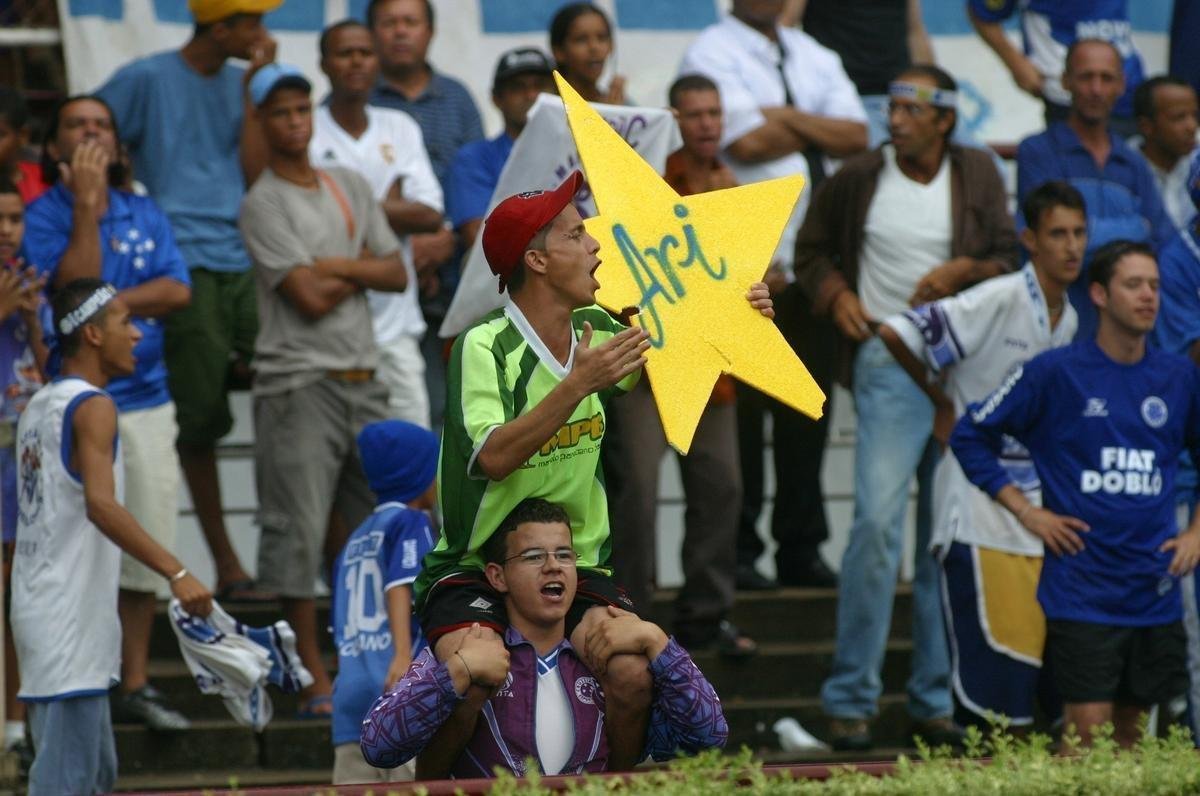 Com o ttulo brasileiro confirmado, o Cruzeiro fez no dia 7 de dezembro de 2003 o jogo da taa e das faixas contra o Fluminense, no Mineiro. Com show de Alex, autor de dois gols, o time celeste goleou os cariocas por 5 a 2 e promoveu nova festa da torcida azul em Belo Horizonte. Jogadores finalmente ergueram a taa oficial do Campeonato Brasileiro, cedida pela CBF, e deram a volta olmpica. Os campees brasileiros de 1966 tambm participaram das comemoraes no Gigante da Pampulha.