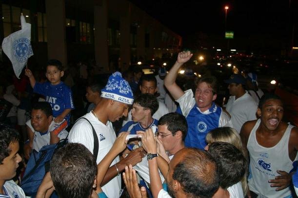 O primeiro passo do Cruzeiro em 2003 para alcanar a histrica Trplice Coroa foi dado em 16 de maro, com a conquista do Campeonato Mineiro de pontos corridos. A taa foi erguida de forma antecipada com a vitria por 4 a 0 sobre a URT, no estdio Zama Maciel, em Patos de Minas, pela 11 rodada. Deivid, Aristizbal, Alex e Maurinho marcaram os gols do triunfo. Em seguida, o elenco deu a volta olmpica, ergueu a taa diante dos cruzeirenses e desfilou em carro aberto pela cidade do interior de Minas. No retorno a BH, naquele mesmo dia, o grupo foi recebido com festa pela torcida no Aeroporto da Pampulha. O Cruzeiro foi campeo estadual invicto. O ltimo jogo foi contra o Tupi, no Mineiro.