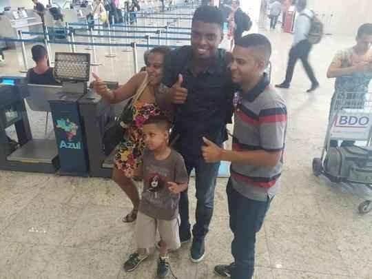 Zagueiro Jemerson embarca em Confins para acertar com o Monaco