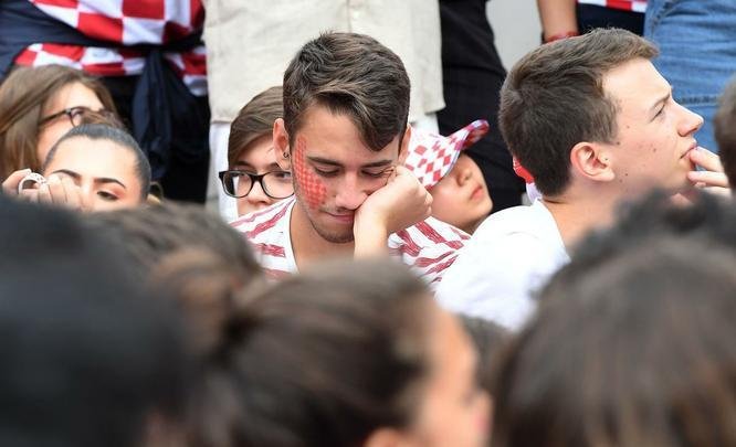 Reaes da torcida croata em Zagreb depois da perda do ttulo da Copa do Mundo para a Frana