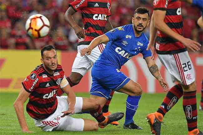 Robinho deu assistncia para Arrascaeta marcar o primeiro gol do Cruzeiro na vitria sobre o Flamengo