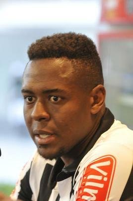 Volante/zagueiro Roger Bernardo participou de treino com bola e depois foi apresentado como novo reforo do Atltico