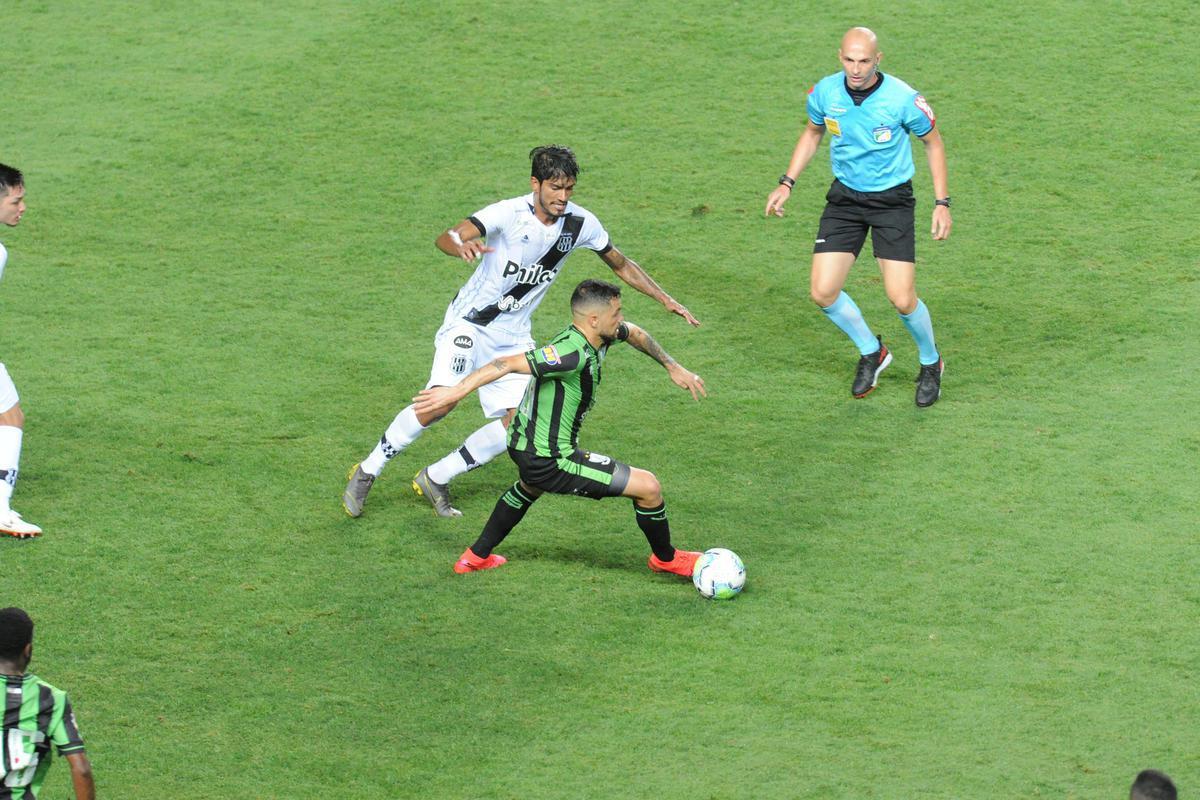 Rodolfo, de pnalti, marcou o terceiro gol do Amrica sobre a Ponte Preta