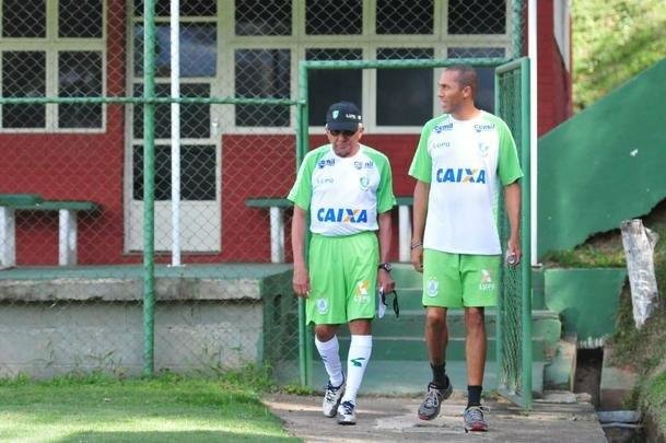 Técnico acompanhou treinamento regenerativo do elenco nesta segunda-feira