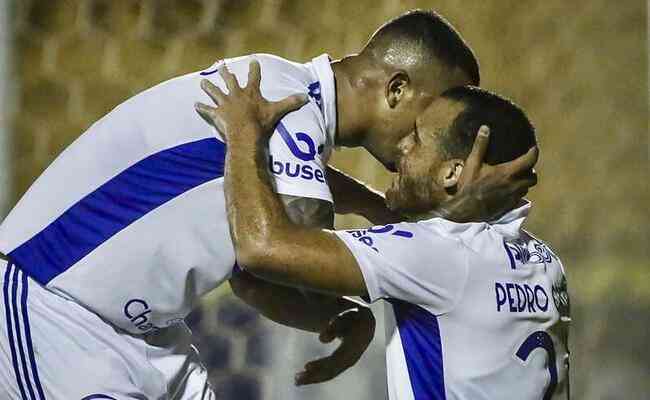 Jogadores do Cruzeiro comemoram gol contra o Novorizontino