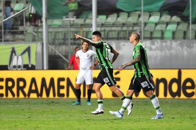 Jogadores e comiss�o t�cnica festejaram muito a vit�ria com a torcida no dia do anivers�rio de 110 anos do Am�rica