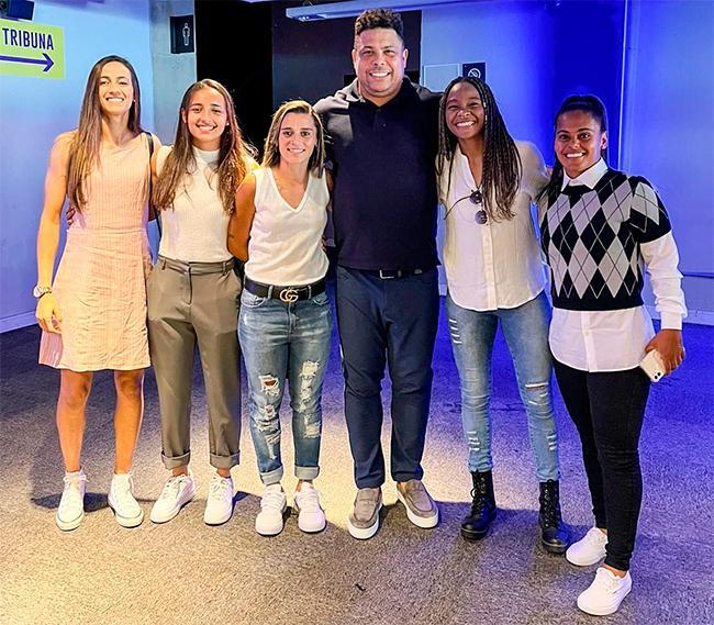 Ronaldo posa ao lado de jogadoras do time feminino do Cruzeiro durante evento no Mineiro. Da esquerda para a direita: Rubi, Anna Luiza, Rafa Andrade, Robinha e Vanessinha