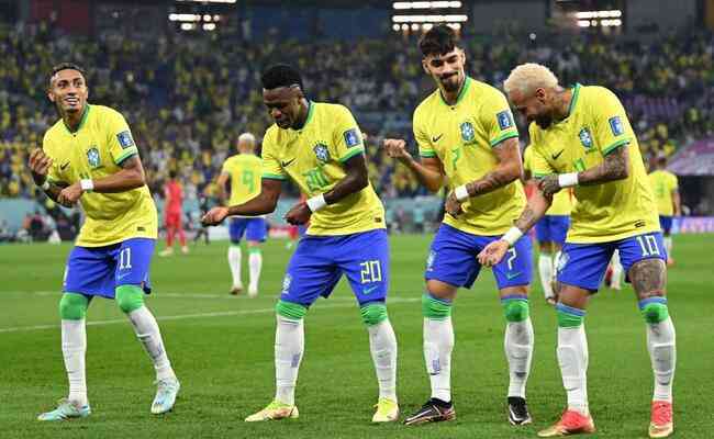 Jogadores do Brasil danando durante vitria do Brasil sobre a Coreia do Sul