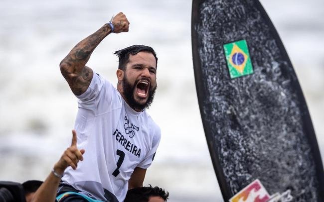 Ítalo Ferreira superou o japonês Kanoa Igarashi na final e conquistou o primeiro ouro para o Brasil na Olimpíada de Tóquio. A medalha é histórica na modalidade que estreia justamente nesta edição dos Jogos.
