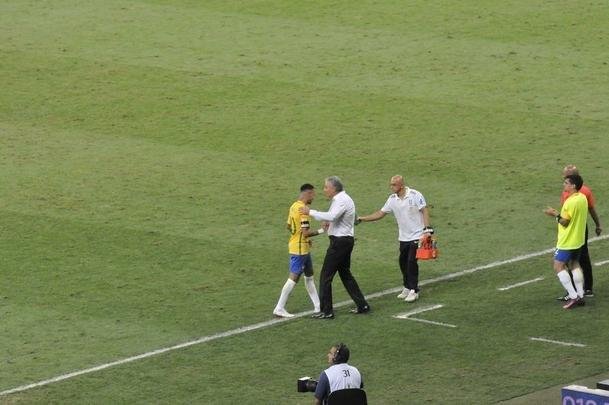 Neymar marca o segundo gol do Brasil e faz a festa da torcida