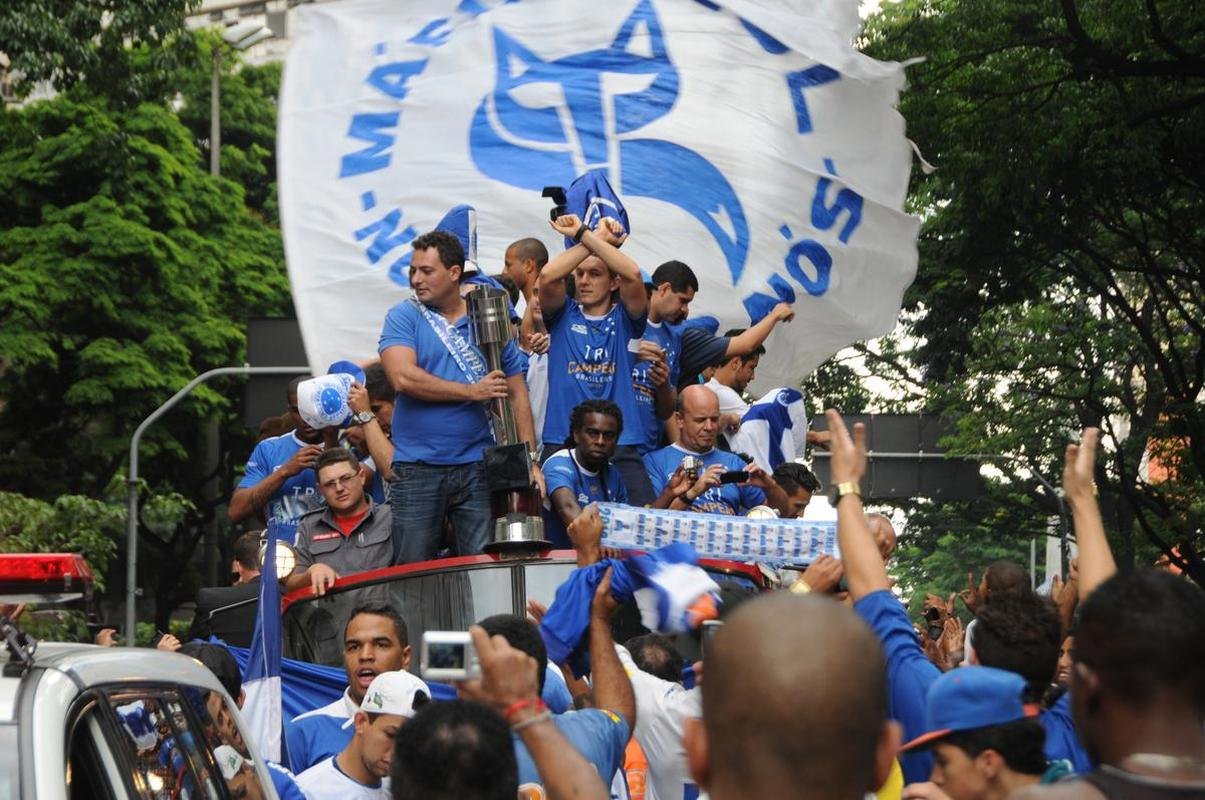 Depois de vencer o Vitria por 3 a 1 no Barrado, em Salvador, na noite de 13 de novembro de 2013, e confirmar o tricampeonato brasileiro, o Cruzeiro desembarcou em Confins numa quinta-feira e foi recebido por milhares de pessoas nas ruas de Belo Horizonte. O elenco desfilou em carro pela Avenida Antnio Carlos, pela Avenida Afonso Pena, no Centro, e foi em direo  sede do Barro Preto. Esta, sem dvida, foi a festa que envolveu o maior nmero de pessoas na capital mineira.