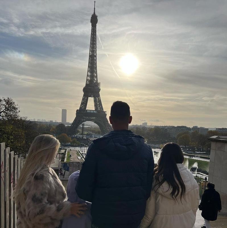 Zagueiro Rver com a famlia em Paris