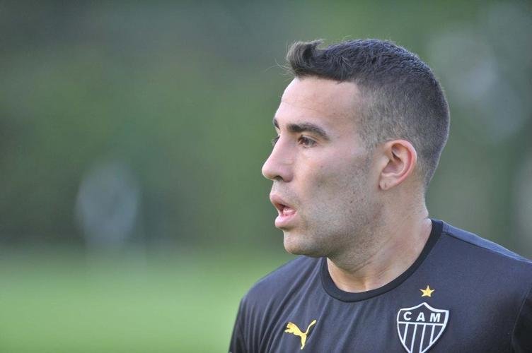 Nicolás Otamendi - Foram pouco mais de três meses, mas o argentino Nicolás Otamendi deixou muita saudade no torcedor atleticano. Contratado pelo Valencia em 2014, ele não poderia jogar pelos espanhóis por causa do limite de estrangeiros. A diretoria alvinegra agiu rápido e conseguiu, em fevereiro daquele ano, o empréstimo do defensor, que fez 19 partidas e um gol com a camisa alvinegra. O defensor mostrou muita técnica e raça em seu curto período no Galo. Atualmente, ele está no Benfica, de Portugal.