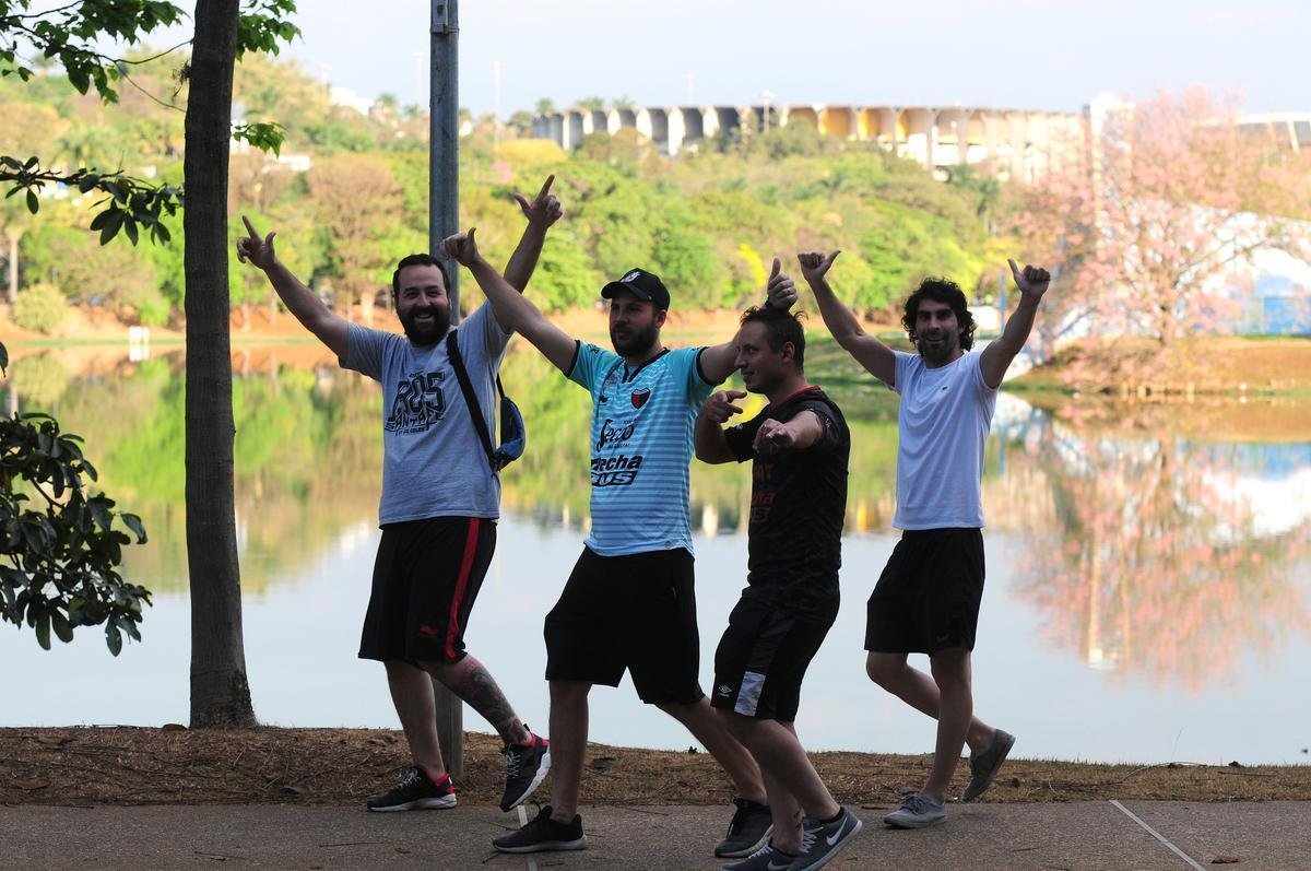 No dia seguinte  classificao do Coln  final da Copa Sul-Americana, torcedores do clube argentino aproveitaram para curtir a regio da Pampulha, em Belo Horizonte. Nesta sexta-feira, um grupo formado por seis sabaleros desfilou orgulhoso com camisas do rubro-negro pela orla da Lagoa. A passagem indita  deciso continental foi com vitria por 4 a 3 sobre o Atltico, nos pnaltis, aps derrota por 2 a 1 no tempo normal. A finalssima em 9 de novembro, em Assuno, ser contra o Independiente del Valle, do Equador, que eliminou o Corinthians. 