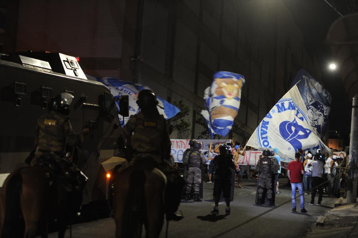 Torcida do Cruzeiro mira Srgio, Deivid e conselheiros em protesto no Horto, antes do jogo diante do Operrio-PR, pela Srie B
