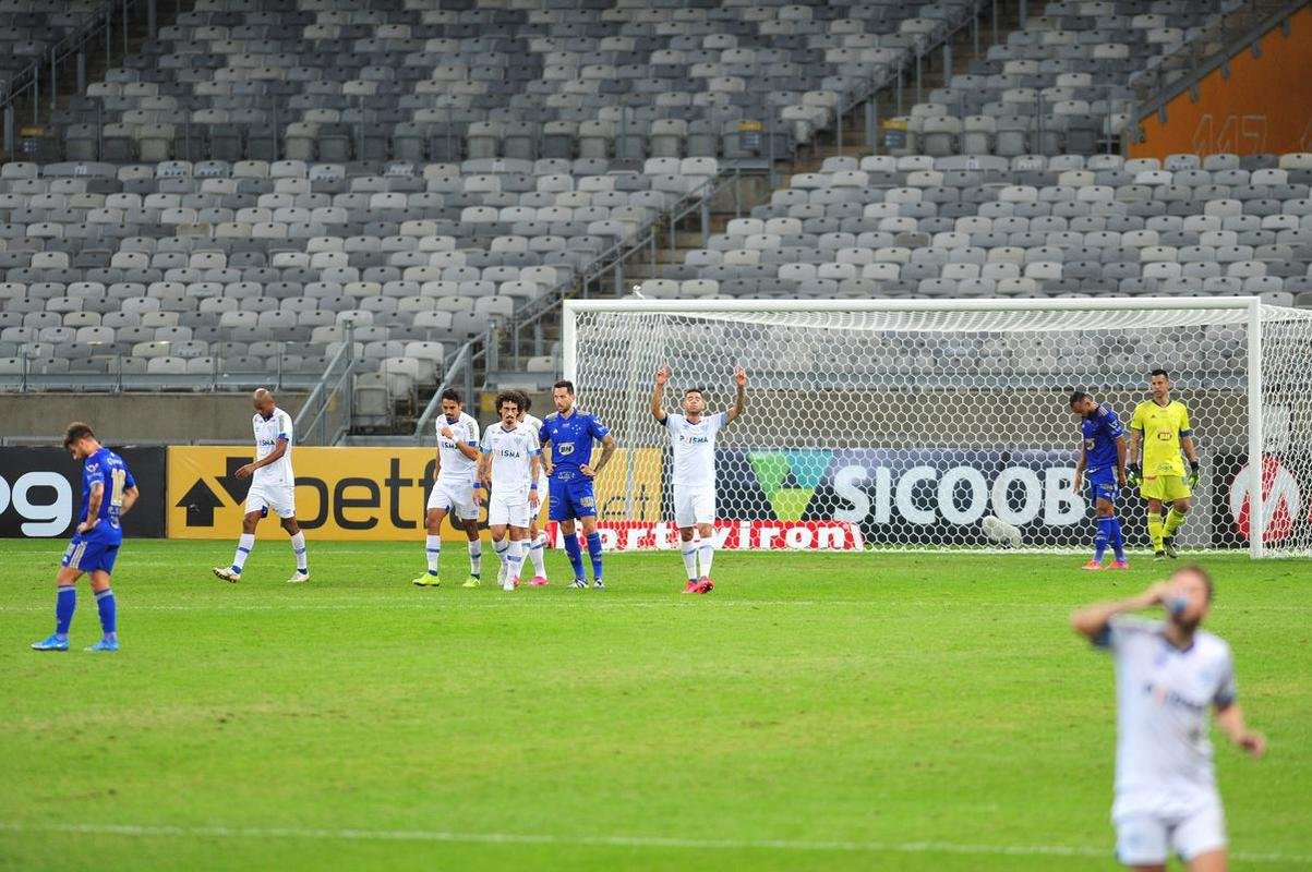 Com gols de Marcos Serrato e Renato (2), o Ava venceu o Cruzeiro por 3 a 0, neste sbado, no Mineiro, pela 12 rodada da Srie B