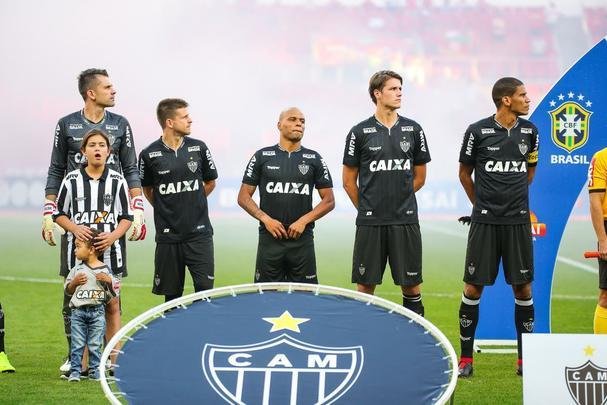 Galo derrotou Internacional no Beira-Rio com gols de Cazares e Terans; D'Alessandro descontou de pênalti
