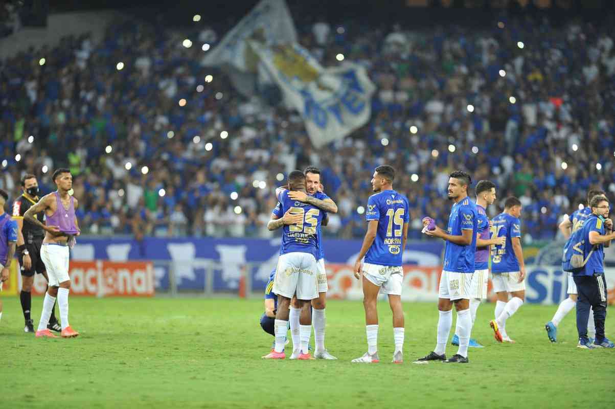 Ariel Cabral se despediu do Cruzeiro no empate por 0 a 0 com o Náutico, no Mineirão. Ao fim da partida, ele recebeu uma placa, foi celebrado pelos companheiros, pela família e teve o nome gritado pelo estádio lotado.