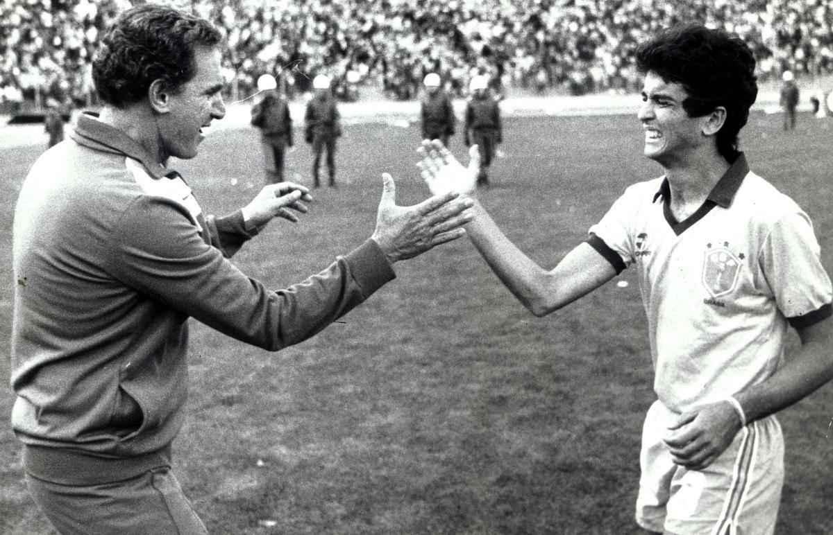 Carlos Alberto Silva comemora com Bebeto a classificao do Brasil para Olimpadas, com vitria sobre Bolvia 