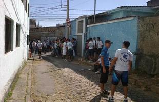 Torcedores do Cruzeiro na chegada ao Independncia (Rua Ismnia Tunes, no Horto)