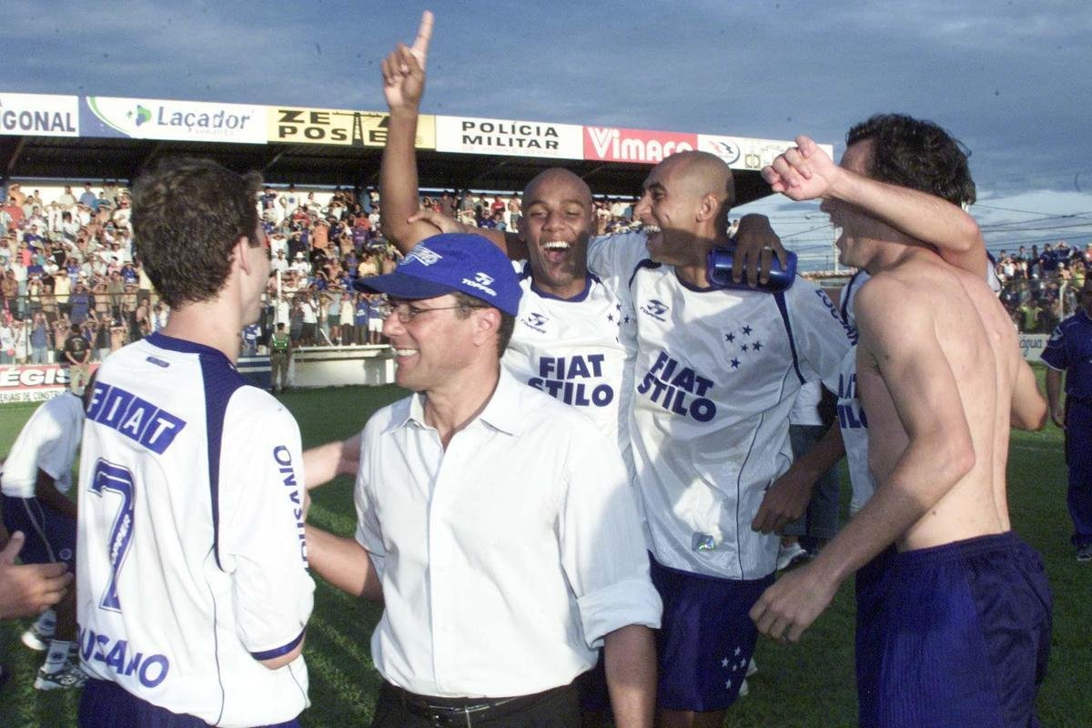 O primeiro passo do Cruzeiro em 2003 para alcanar a histrica Trplice Coroa foi dado em 16 de maro, com a conquista do Campeonato Mineiro de pontos corridos. A taa foi erguida de forma antecipada com a vitria por 4 a 0 sobre a URT, no estdio Zama Maciel, em Patos de Minas, pela 11 rodada. Deivid, Aristizbel, Alex e Maurinho marcaram os gols do triunfo. Em seguida, o elenco deu a volta olmpica, ergueu a taa diante dos cruzeirenses e desfilou em carro aberto pela cidade do interior de Minas. No retorno a BH, naquele mesmo dia, o grupo foi recebido com festa pela torcida no Aeroporto da Pampulha. O Cruzeiro foi campeo estadual invicto. O ltimo jogo foi contra o Tupi, no Mineiro.