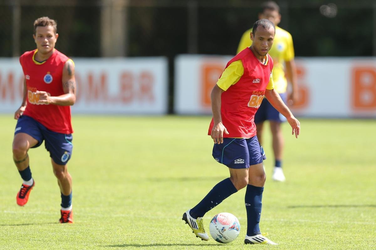 Ananias (atacante) - Teve poucas oportunidades no Cruzeiro, pelo qual fez somente trs partidas. Para jogar com regularidade, foi emprestado trs vezes: Palmeiras, Sport e Chapecoense. Estabeleceu-se de vez no clube catarinense, pelo qual contabilizou 16 gols em 92 partidas. Foi uma das vtimas fatais no acidente areo ocorrido em novembro de 2016, quando a Chape viajava  Colmbia para enfrentar o Atltico Nacional pela deciso da Copa Sul-Americana.
