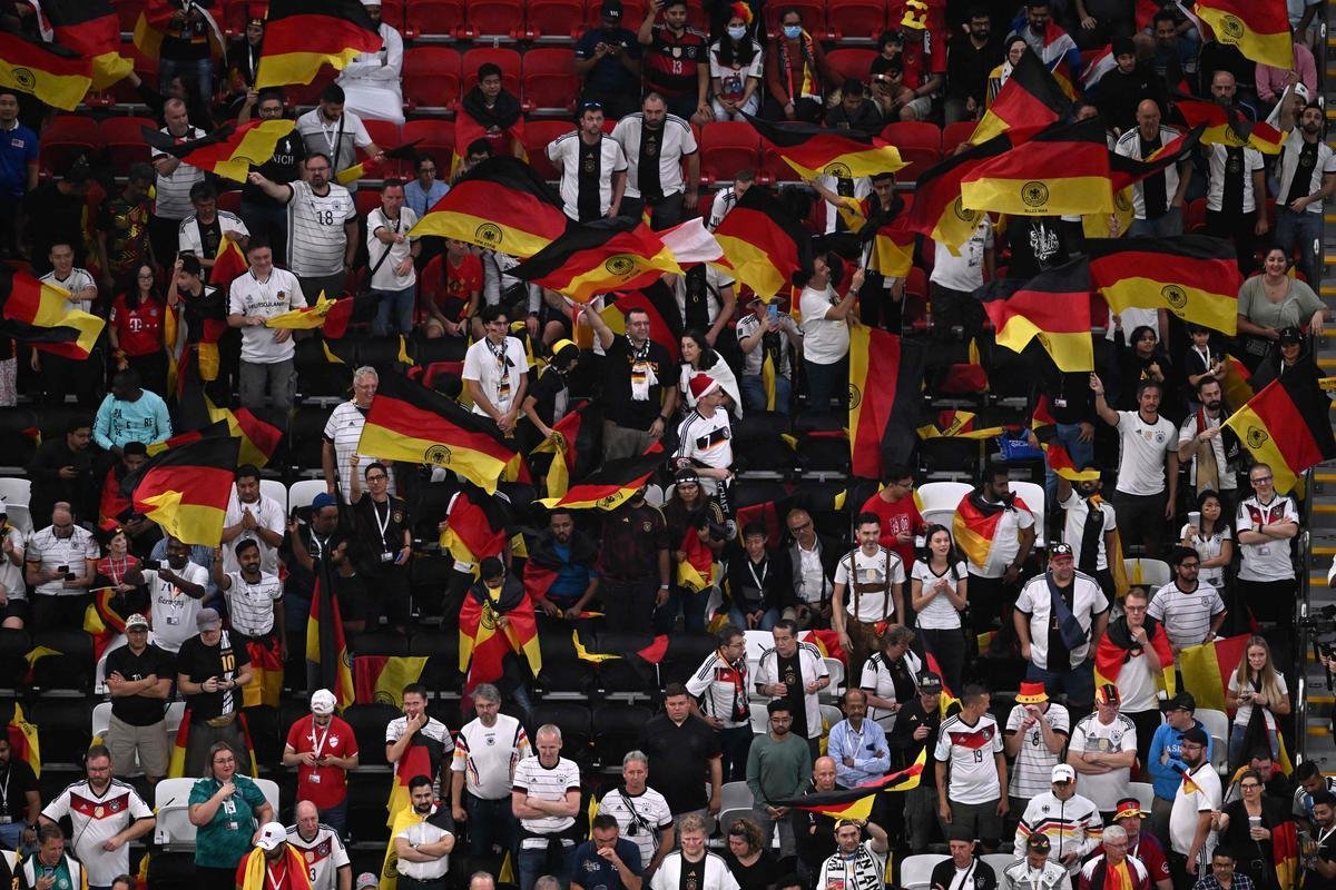 Costarriquenhos e alemes na partida pelo Grupo E da Copa do Mundo, no Estdio Al Bayt, em Al-Khor