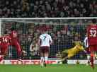 Salah marca de pênalti, Liverpool vence o Aston Villa e encosta no City