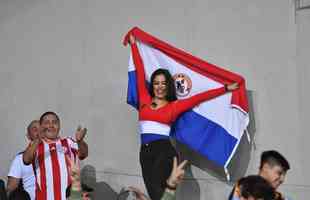 Larissa Riquelme manteve tradio de colocar celular entre os seios, foi calorosa com torcedores e apoiou Paraguai de forma efusiva no Mineiro