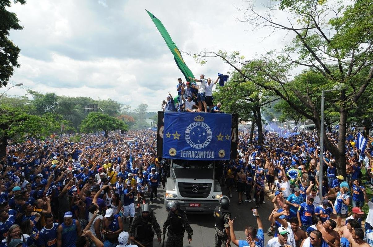 Antes do jogo com o Fluminense, em 7 de dezembro de 2014, jogadores do Cruzeiro desfilaram em carro aberto entre a Toca da Raposa II e o Mineiro, onde receberiam a taa de tetracampeo brasileiro. Uma multido azul tomou conta da Pampulha e festejou o quarto ttulo da Srie A. No jogo das faixas, a Raposa venceu o Tricolor por 2 a 1.