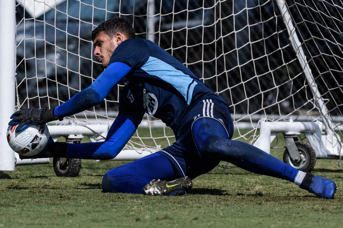 Fotos do treino do Cruzeiro nesta quinta-feira (4), na Toca da Raposa II, em Belo Horizonte. Time celeste enfrentar o Tombense no sbado, s 19h, no Mineiro, pela Srie B.