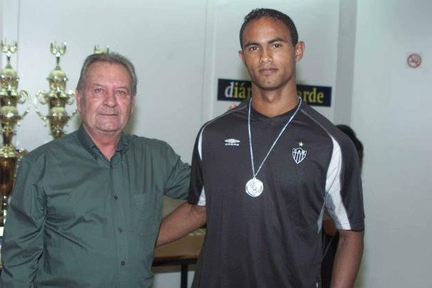 Em 2003, Mussula esteve no Espao Cultural dos Associados Minas, no edifcio do Estado de Minas, em Belo Horizonte, em evento com destaques da II Copa Integrao Dirio da Tarde. Na foto, ele estava acompanhado do goleiro Bruno Fernandes, que viria a ser destaque de Atltico e Flamengo, at ser preso em 2010 pelo assassinato de Eliza Samudio