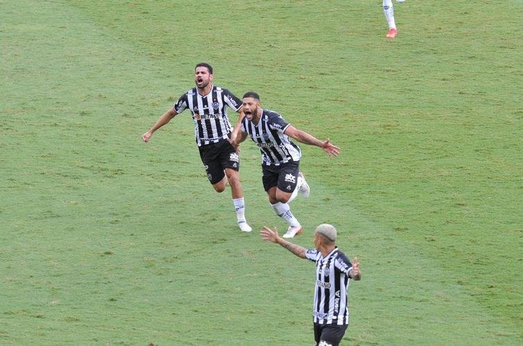 De falta: Hulk marcou golao e virou para o Atltico sobre o Fluminense