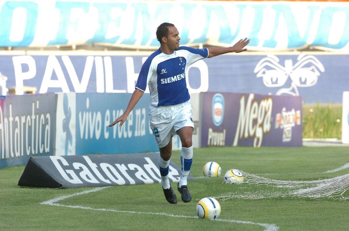 Alecsandro (2005): assim que vendeu Fred ao futebol francs, o Cruzeiro tratou de correr atrs de um substituto. Autor de 13 gols pelo Vitria na Srie B, Alecsandro foi anunciado como reforo em 14 de setembro de 2005. Mesmo com pouco tempo para se adaptar ao novo clube, o centroavante logo tomou conta de sua posio e conseguiu balanar as redes 11 vezes em 20 partidas pelo Campeonato Brasileiro. 