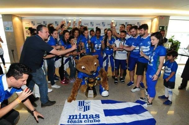 Chegada das campeãs da Superliga Feminina à sede do Minas, em Belo Horizonte. Em seguida, eles foram recepcionadas pelo presidente, por diretores e patrocinadores. Houve até brinde com champanhe
