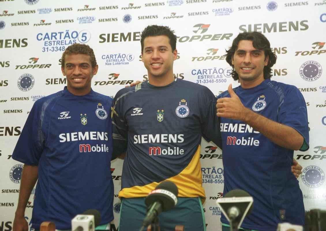O Cruzeiro apresentou o goleiro Fbio em janeiro de 2005. Para contrat-lo, o clube cedeu os direitos econmicos do atacante Alex Dias ao Vasco. O camisa 1  recordista em nmero de jogos pelo clube: 904. Na imagem, Fbio  ladeado pelo volante Marab e o lateral-esquerdo Athirson.