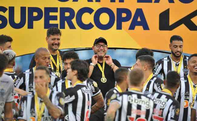Antonio Mohamed festeja ttulo da Supercopa do Brasil pelo Atltico