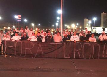 Membros de uma torcida organizada foram ao desembarque do Galo no aeroporto de Confins após empate com Cuiabá; treinador foi principal alvo das cobranças