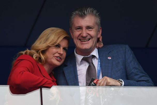 Presidente croata Kolinda Grabar-Kitarovic ao lado do ex-atacante Davor Suker, hoje presidente da Federação Croata de Futebol