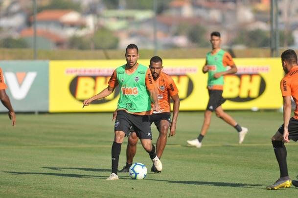 Tarde na Cidade do Galo teve entrevista de Di Santo, pronunciamento de Rui Costa e treino