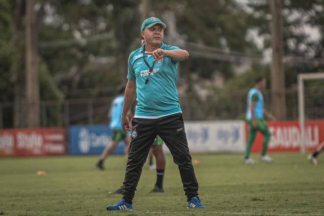 Rodrigo Santana foi substitu�do pelo auxiliar t�cnico Pachequinho, que comandou a equipe do Coritiba por apenas duas partidas: derrotas para Botafogo e Atl�tico. Ele foi afastado ap�s mudan�a na presid�ncia do clube. 