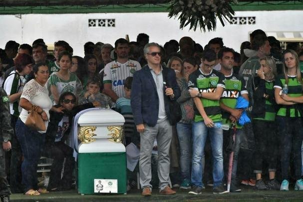 Imagens tocantes da chegada dos corpos à Arena Condá