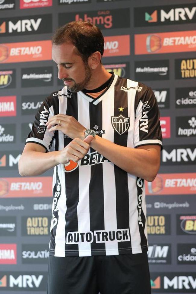 Nesta sexta-feira (21), o experiente zagueiro uruguaio Diego Godn, de 35 anos, foi oficialmente apresentado como reforo do Atltico para 2022. Na Cidade do Galo, em Vespasiano, o atleta concedeu entrevista coletiva para jornalistas e projetou mais um ano vitorioso para o clube mineiro.
