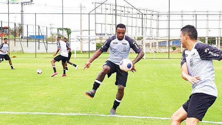 A Ponte Preta anunciou a contratao do zagueiro Clber Reis, que estava no Oeste